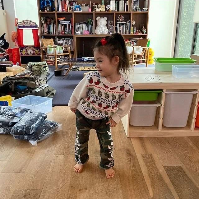 陈冠希女儿alaia潮图,陈冠希晒3岁半alaia照片