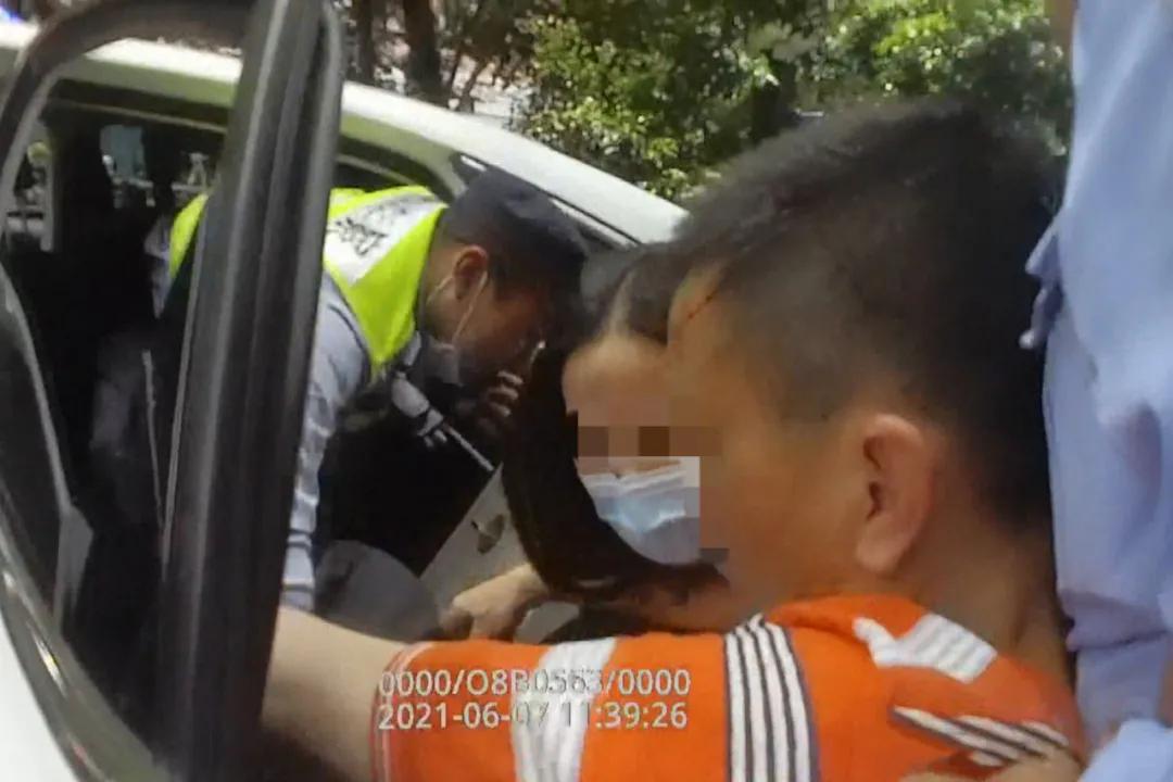 学生癫痫发作警察紧急送往医院,家长违章小孩惊厥交警紧急送医