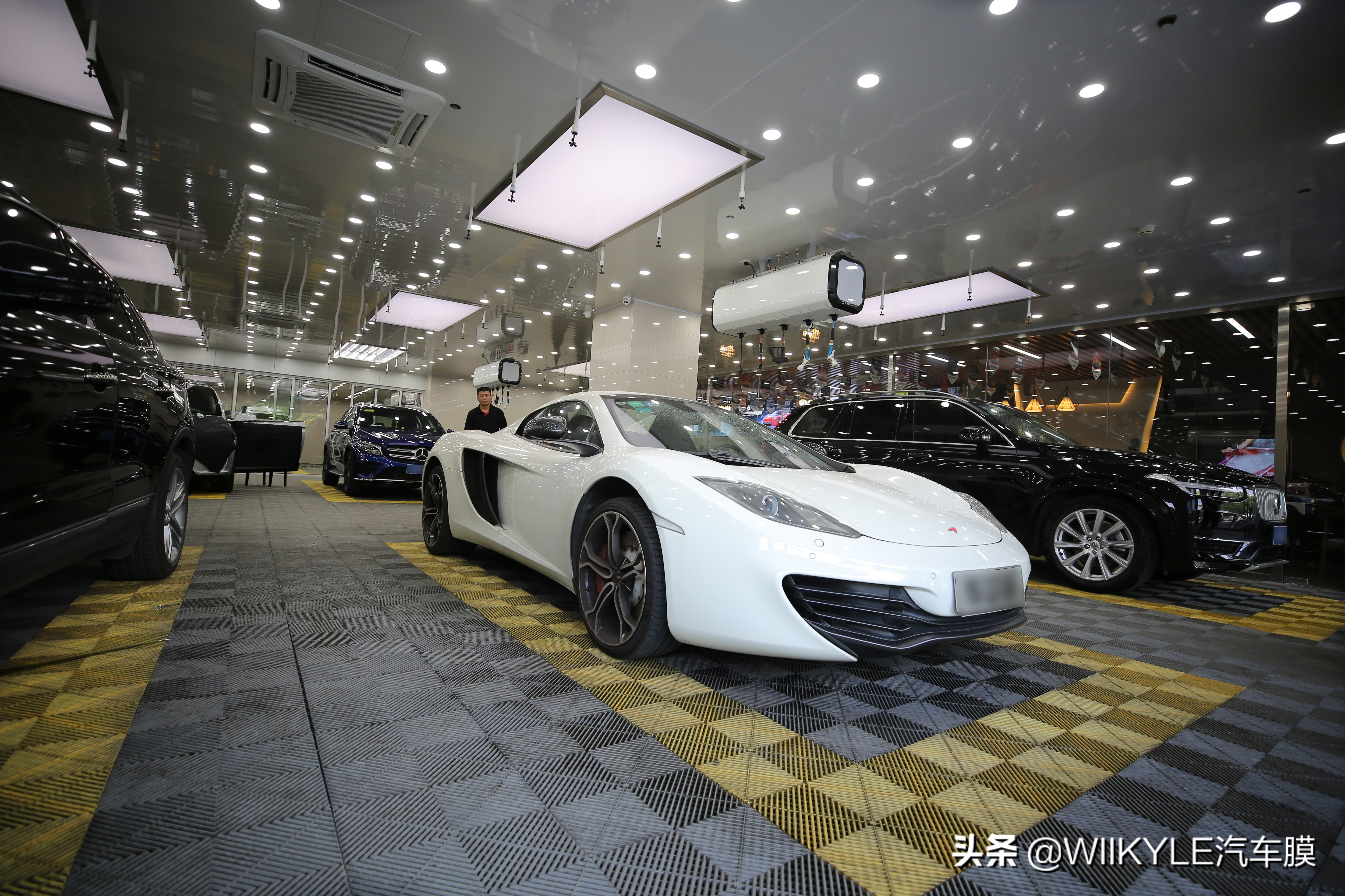 贴膜上的气泡为什么会自动消失,汽车贴膜一个月为什么气泡会消失