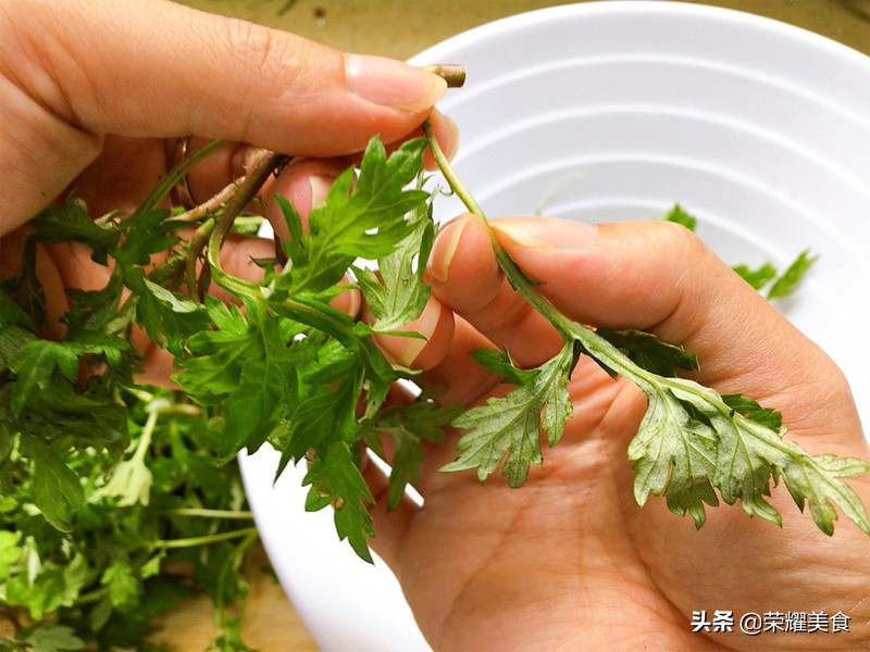 艾草煎鸡蛋汤在家10分钟就可以做,艾草煮鸡蛋汤做法和功效