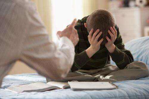 好惨，幼儿园老师布置的家庭作业，妈妈的化妆品全部变成垃圾