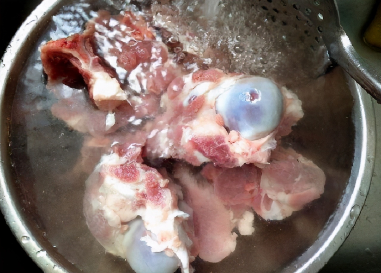 骨头汤怎么炖最好喝原汁原味,炖骨头汤记住二放二不放