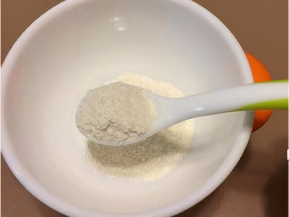 宝宝吃的第一口辅食米粉如何选,宝宝的第一口辅食吃什么米糊