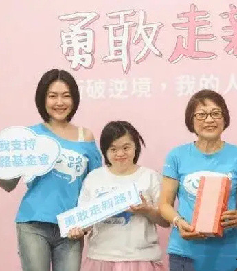 露肩装搭配宽松牛仔裤,露肩穿搭牛仔裤