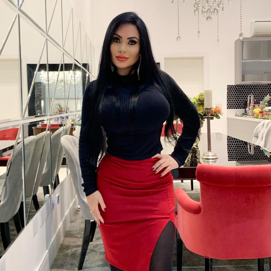 她是巴西的律政新人，热爱健身，丰盈的体型有着极致的曲线之美