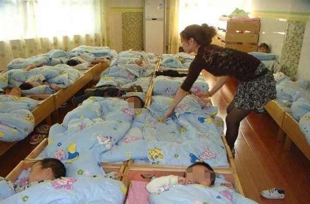 幼儿园午睡老师盖被子视频,幼儿园小男孩被老师掀开被子