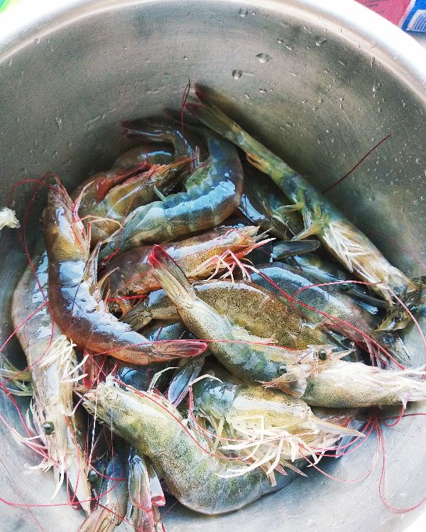 虾肉丸子冷水还是热水下锅煮,煮虾的正确方法是冷水还是热水