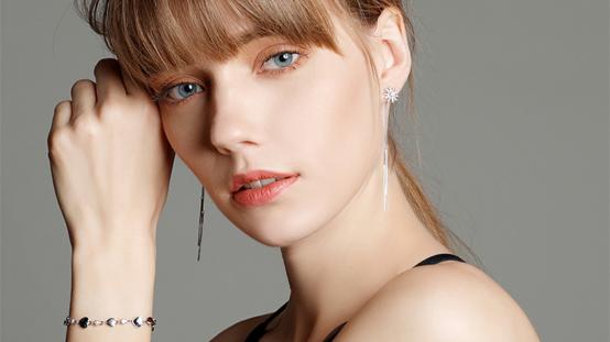 唤醒心中的优雅手链,用一条黄金手链迎接你的盎然生机