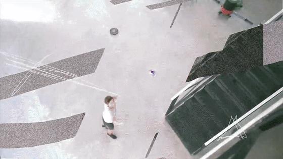 一个会自己飞回来的陀螺，不单是小孩子，连大人都玩得不亦乐乎