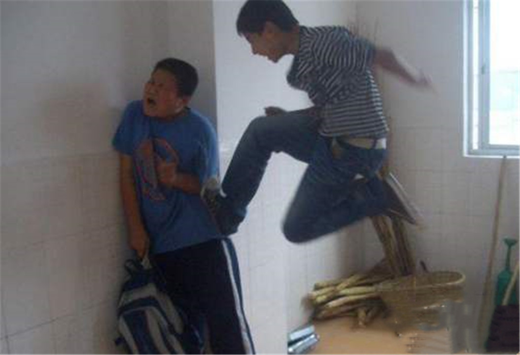 当孩子被同学欺负家长应该怎样做,被同学欺负父母劝你大度忍耐