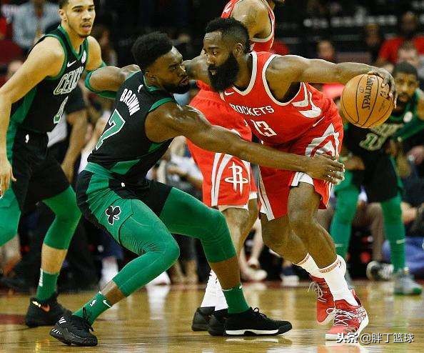 关键三分封盖巅峰哈登逆转火箭,哈登3分线犯规
