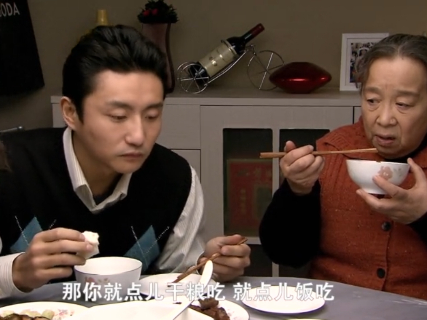 重看《双面胶》原著才明白：胡丽娟的婆婆那么恨她，其实是为了他