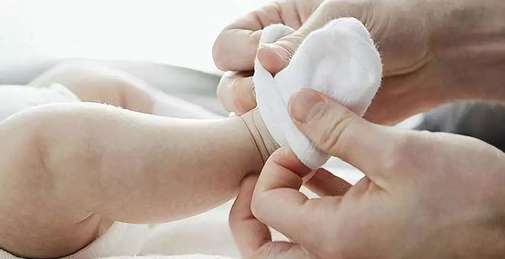 夏天宝宝光脚丫好还是穿袜子好,宝宝夏天为啥要穿袜子