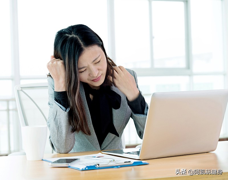 如何改善驼背问题？健身可以帮助到你，练出挺拔的形体