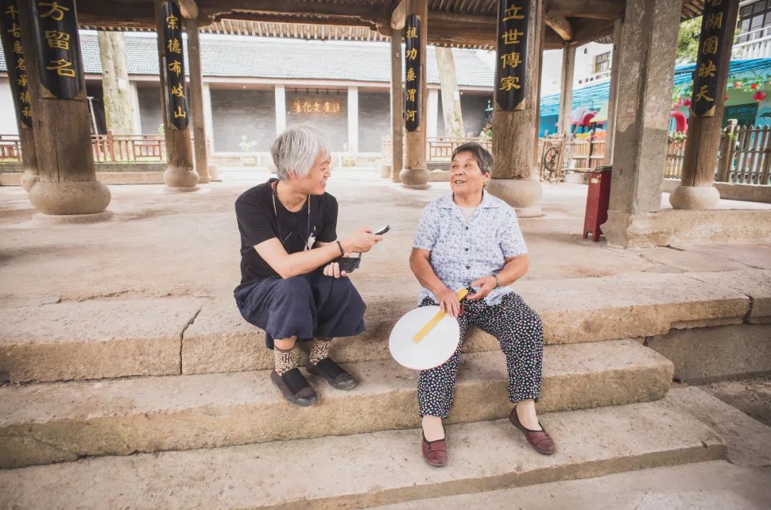 一个中年鬼才，整天逛公园，缠着大爷大妈给他唱歌