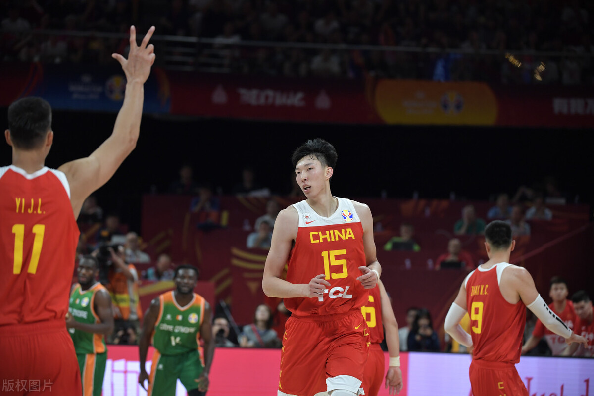 周琦失误被赵睿抢断,中国男篮杜锋付豪张镇麟周琦