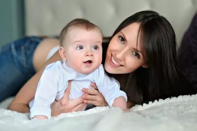 婴儿吃奶的时候后脖颈老是出汗,一岁宝宝吃奶睡觉出汗怎么回事