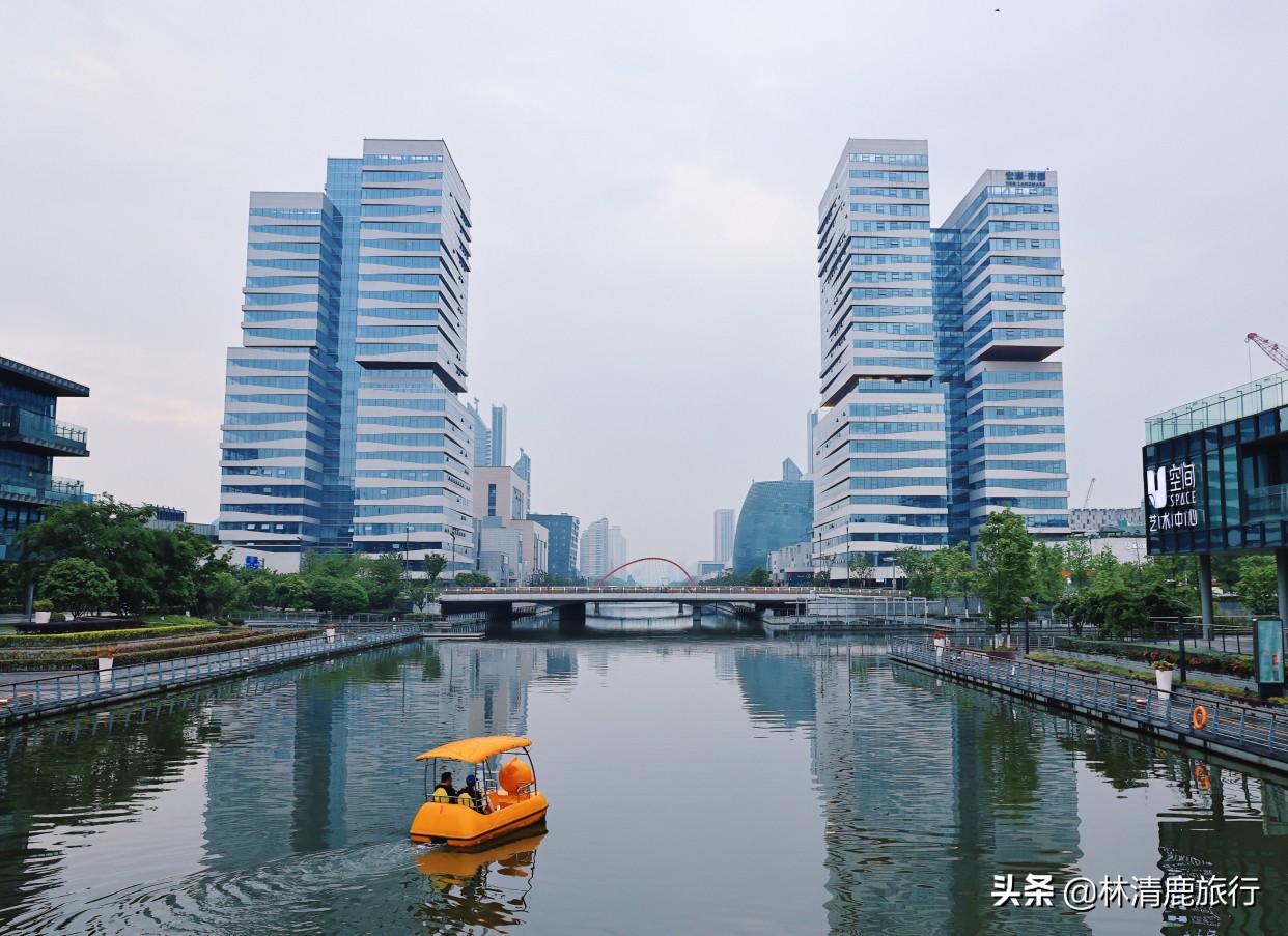 宁波花30亿打造的广场，好多高大上建筑，适合周末亲子游