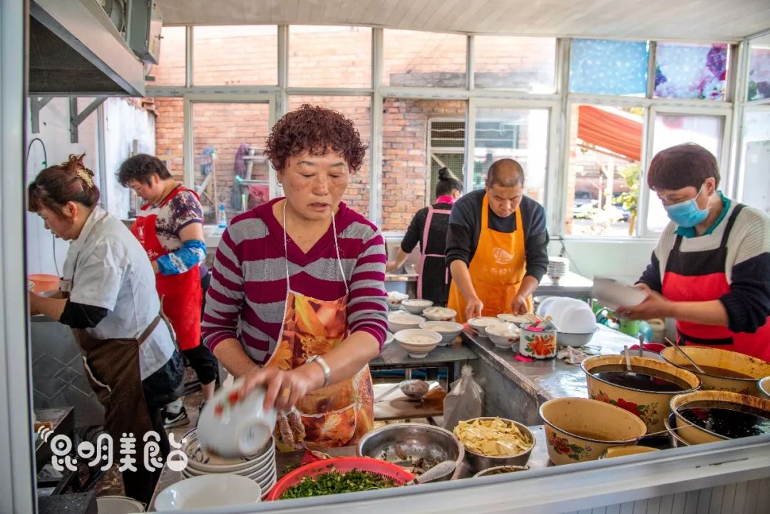 昆明330天都在排队的卤面馆，不收钱收饭票，只卖到下午2点
