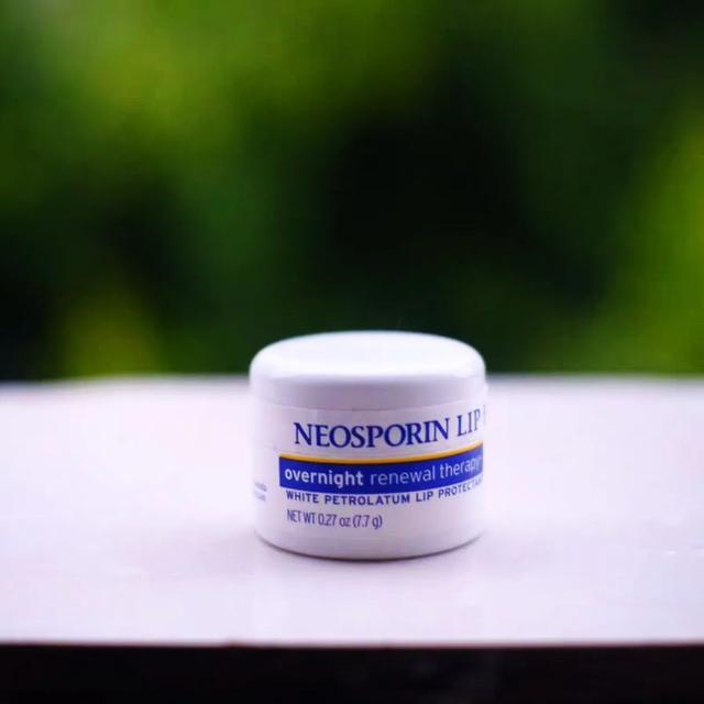 淡化唇纹变成樱桃嘴的唇膏,最好用的修护唇纹唇膏图片