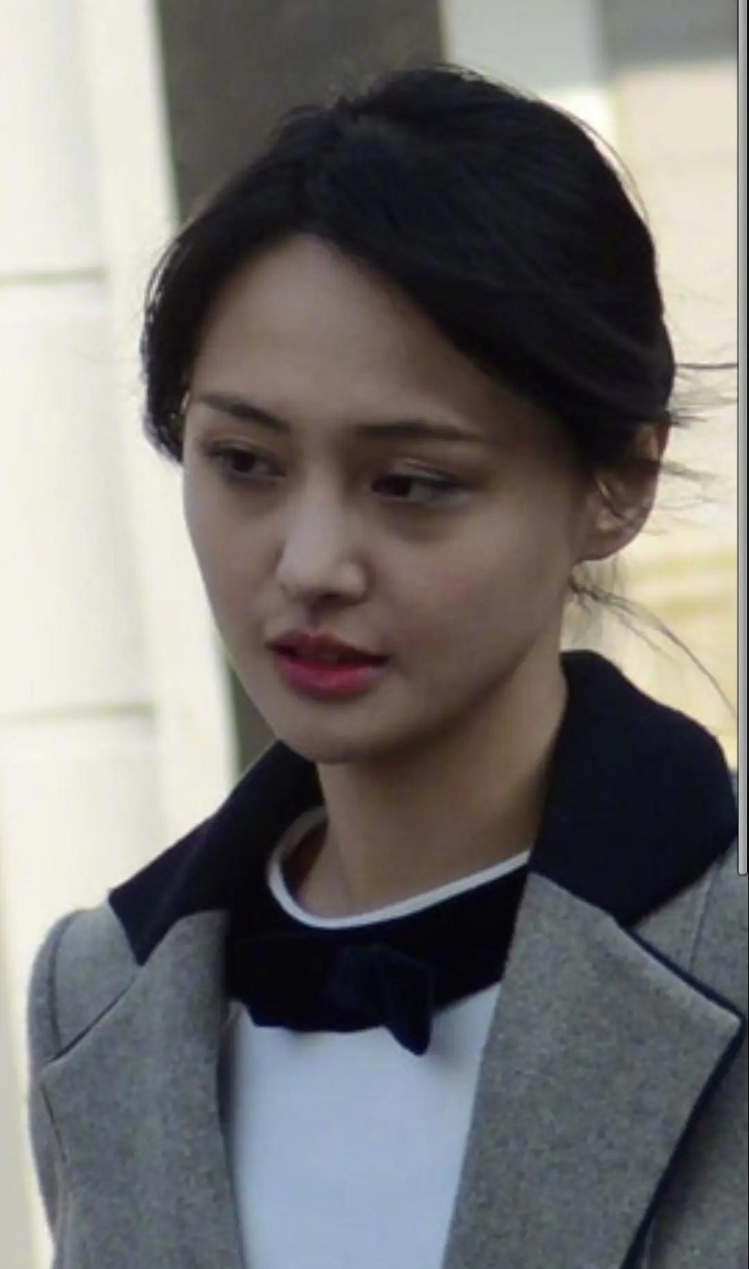 郑爽15年后发生了什么？黑眼圈、暴瘦、畏光、精神失控，就像吸毒