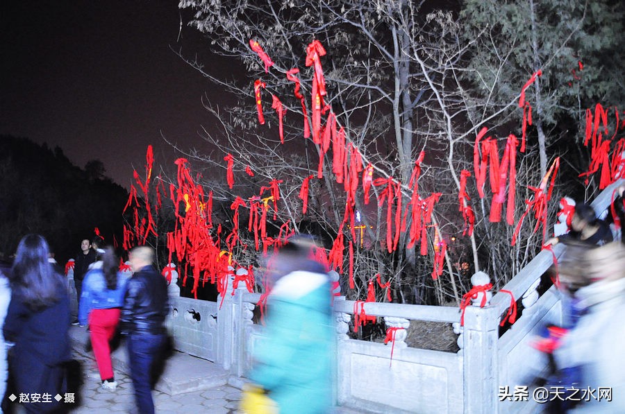 甘肃天水数万民众“上九朝观”祈福纳祥争烧头柱香！（组图）