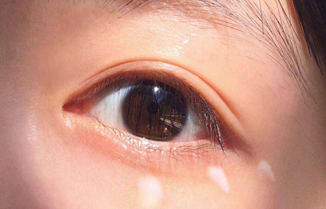 有句话说得好:美不美看脸,老不老看眼