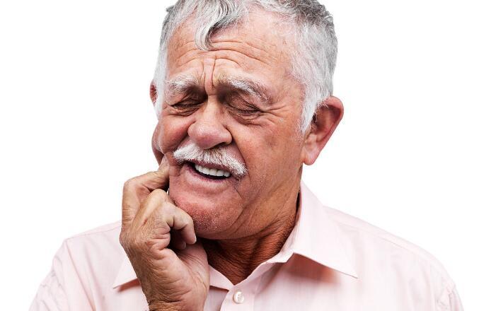 牙龈出血口臭怎么治疗牙周炎,牙龈红肿出血怎么回事牙周炎