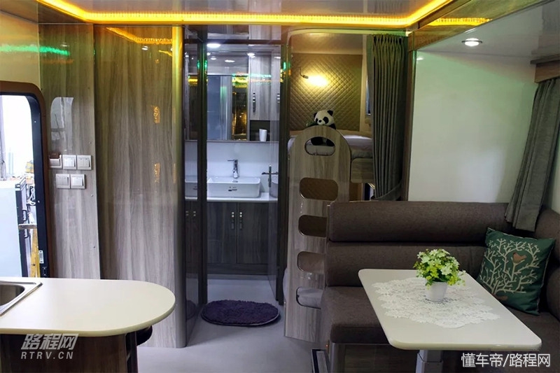 超级豪华8米双轴拖挂式房车,19.98万的皮卡房车