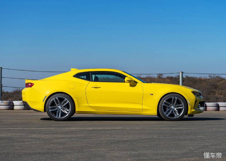 雪佛兰科迈罗和宾利哪个贵,雪佛兰科迈罗对标别克哪款车