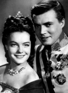 那些有王室的国家财富如何，给他们的钱*过包**过秤吧