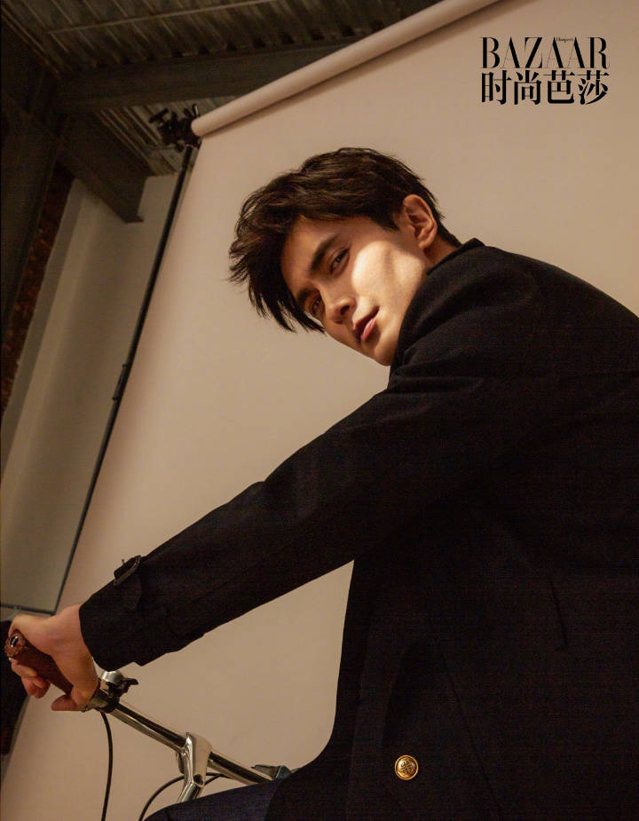 《时尚芭莎》杂志中高伟光的时装造型和古装造型有什么不同