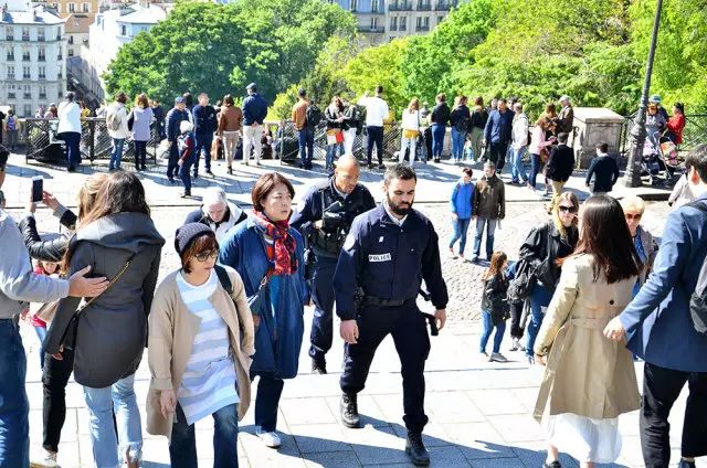 “这么熟了，帮个忙怎么？”“呸！”