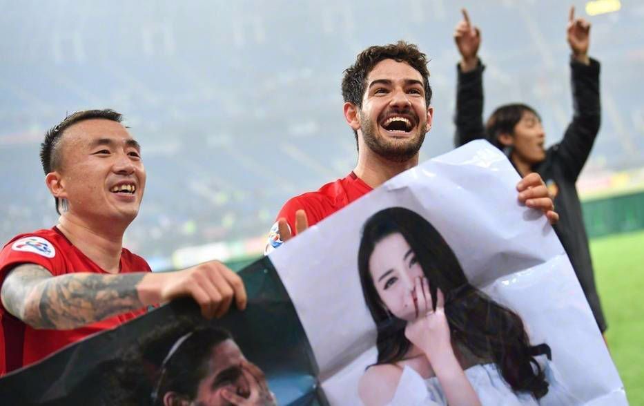 帕托足球比赛上粉丝喊迪丽热巴,球迷为帕托喊迪丽热巴