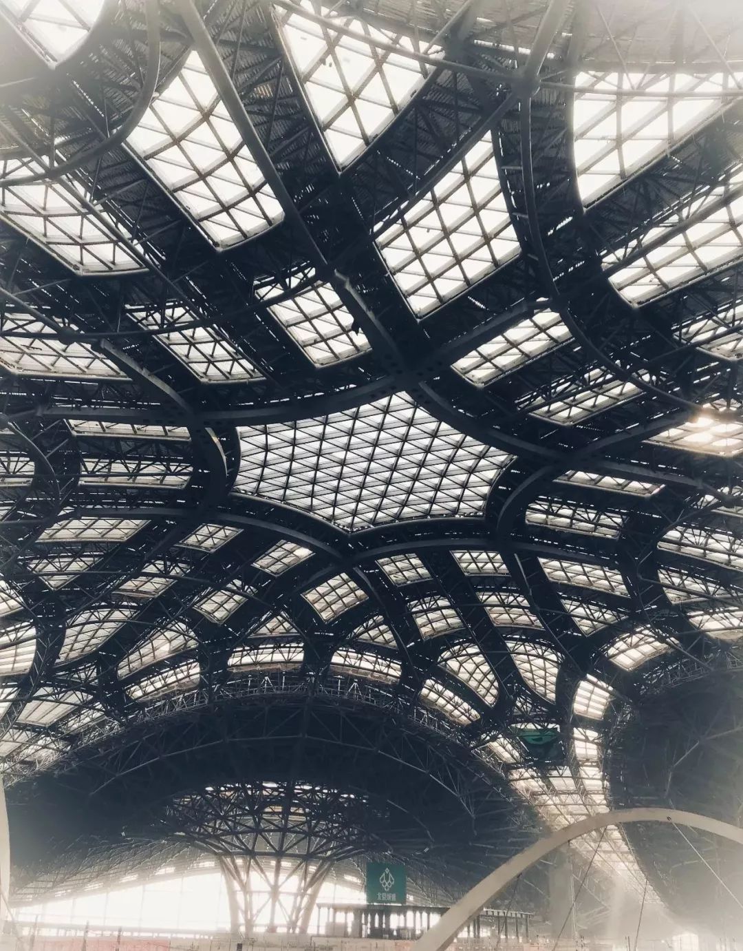 霉霉紫色香水广告,霉霉新mv里的香槟女