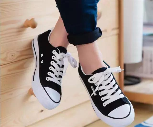 帆布鞋侧面的两个孔是干什么的,帆布鞋边上那两个洞有什么作用