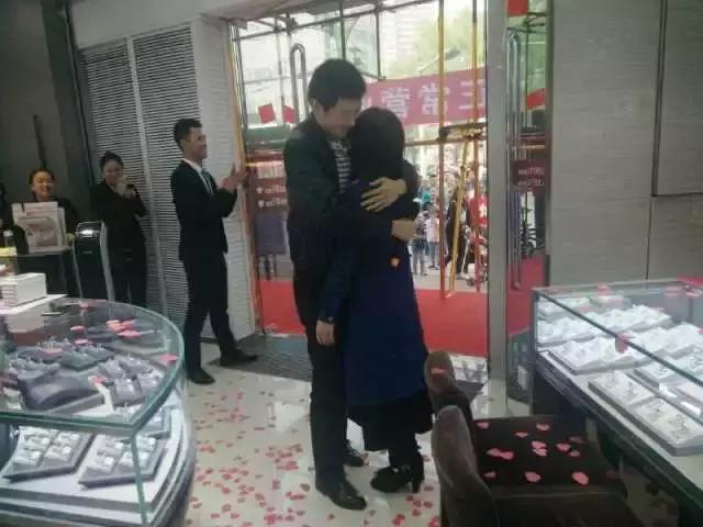 买戒指男朋友说没钱,买珠宝被骗他说不想要可以退货吗