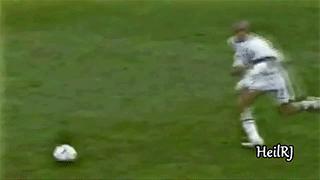 禁区弧顶任意球这几脚堪称世界级,十大经典破门任意球