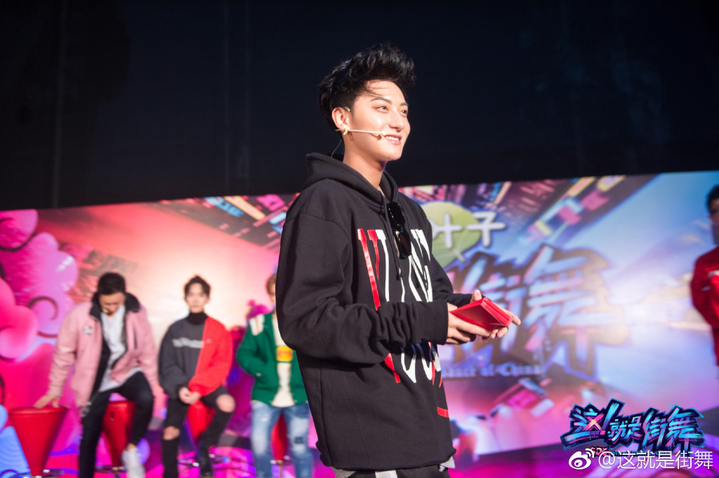 七岁小孩跳街舞很酷的感觉 (小孩喜欢跳的街舞又简单又好玩)