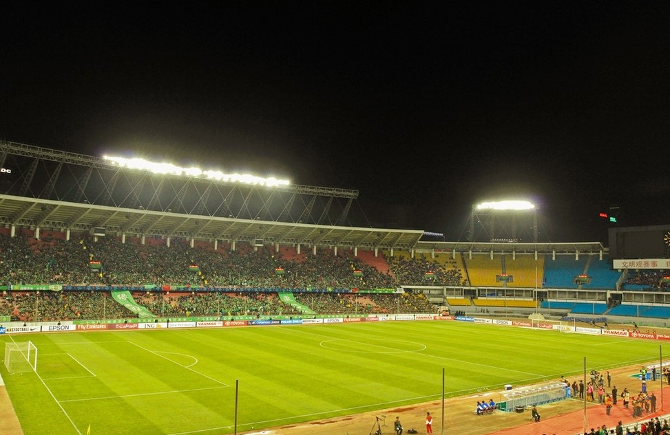 日本东亚足球,足球场观众席震撼视频中国