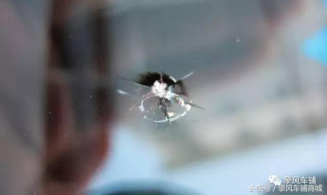车玻璃砸了一个印子怎么办,车玻璃被石子弹出坑