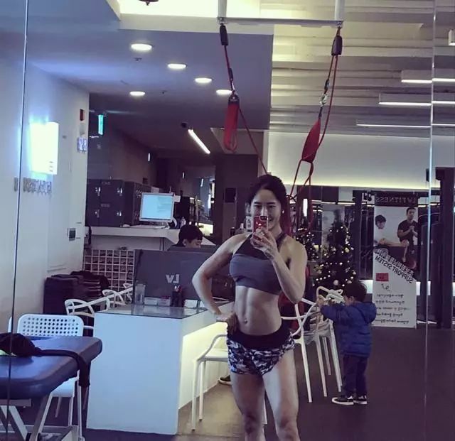 露腰马甲线真正的魔鬼身材,打造细腰翘臀马甲线