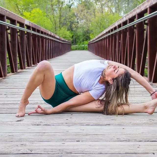 9个瑜伽体式，帮你丰胸提臀