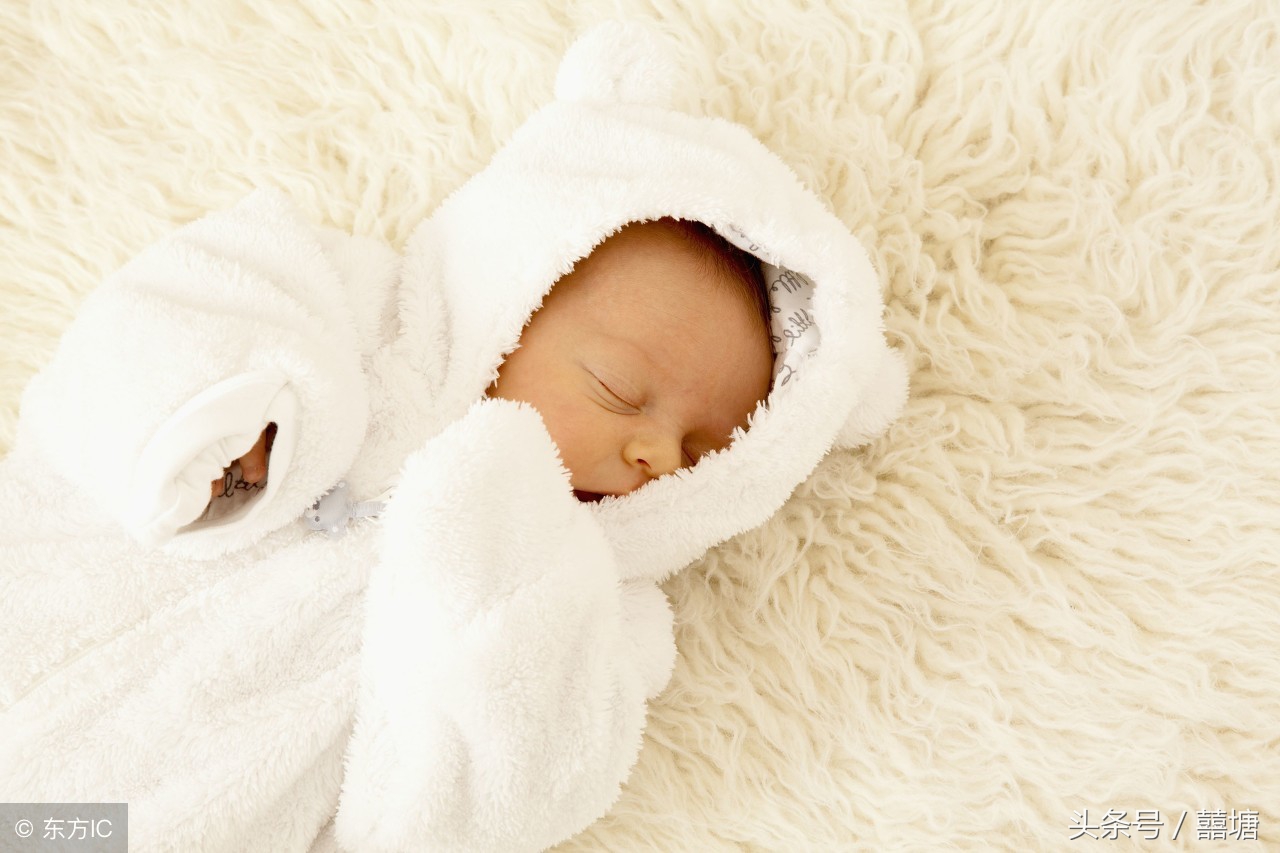 满月婴儿睡觉不踏实时不时打颤,满月婴儿睡不安稳总是哼哼唧唧