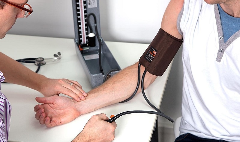 女医生脖子挂听诊器,为什么医生要把听诊器挂在脖子上