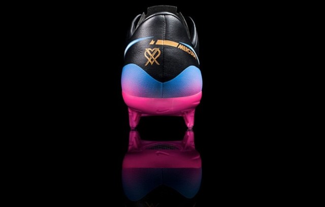 c罗耐克球鞋,c罗穿过的足球鞋都是耐克吗