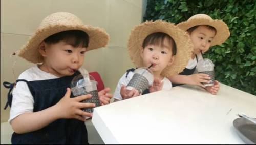 大韩民国万岁露脸,大韩民国万岁穿演出服