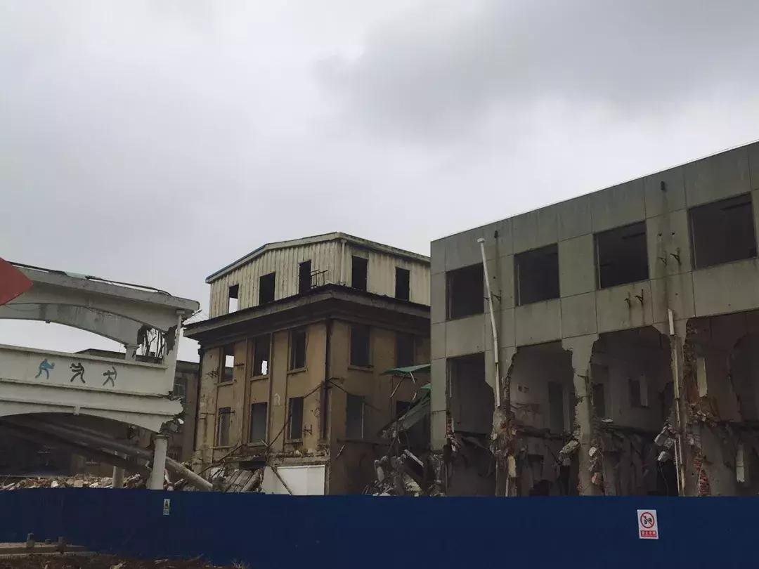 大厂江北人民医院老门诊楼被拆，太多回忆都在这老楼里了...