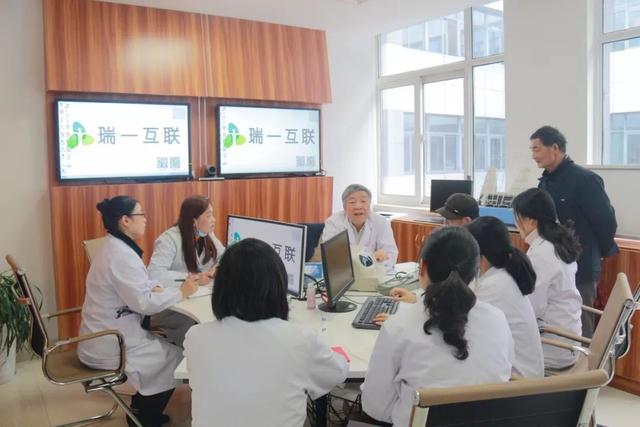 老人看病挂老年病科还是专科,老年人挂专家门诊免费吗