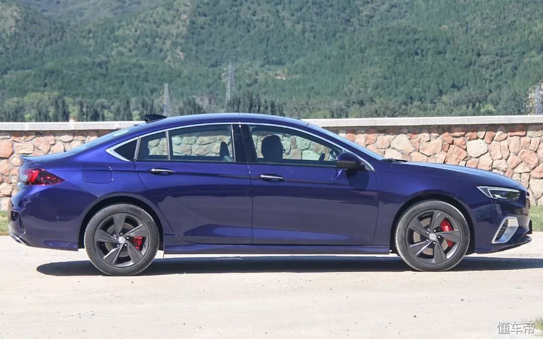 老美发飙了,这货260马力只卖23万,宝马3系都不敢惹它